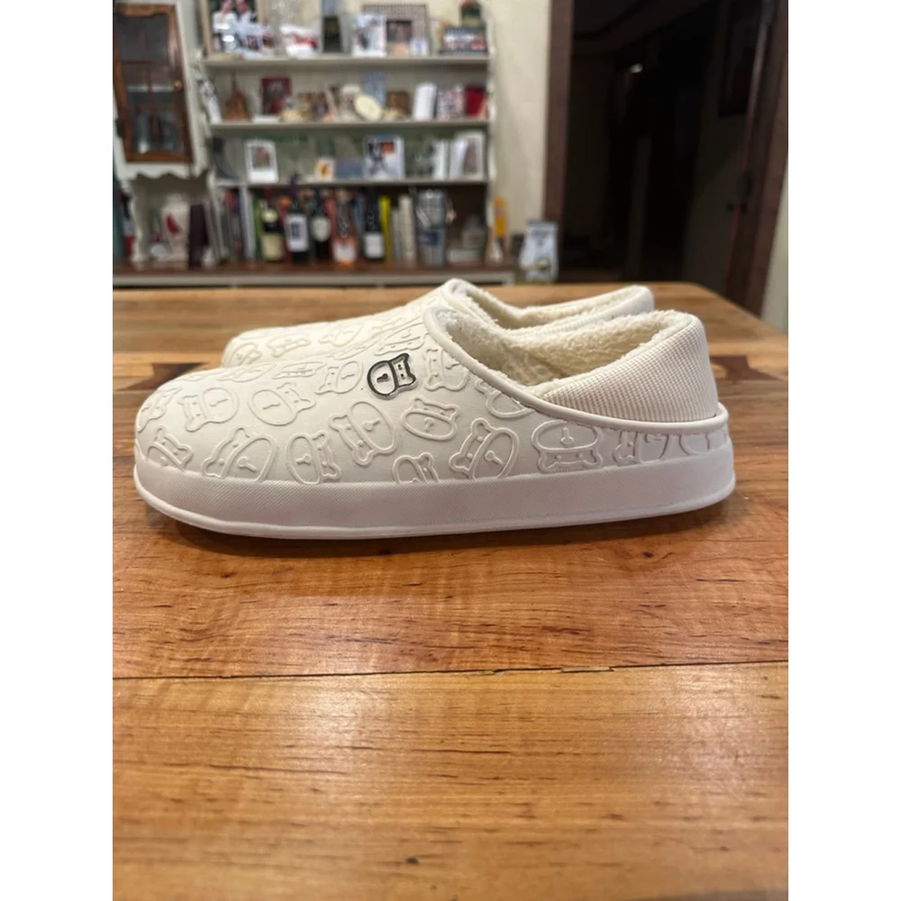 Man’s Unbranded White Slippers with Black Accents Size 10.5(44-45)